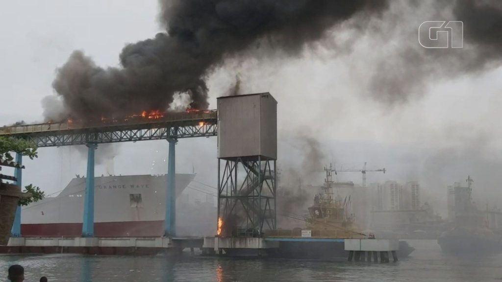 Incêndio atinge terminal em porto de Santos