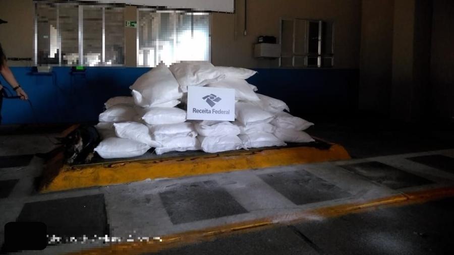 Receita acha 1 tonelada de cocaína em carga de sucata no Porto de Santos