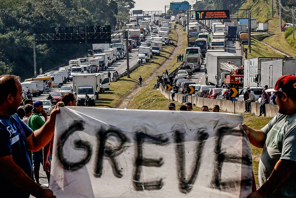 Caminhoneiros e sindicatos ameaçam governo Bolsonaro com nova greve