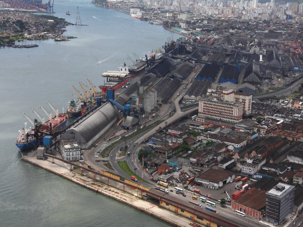 Navios cancelam atracações no Porto de Santos após redução do calado e interdição de berços